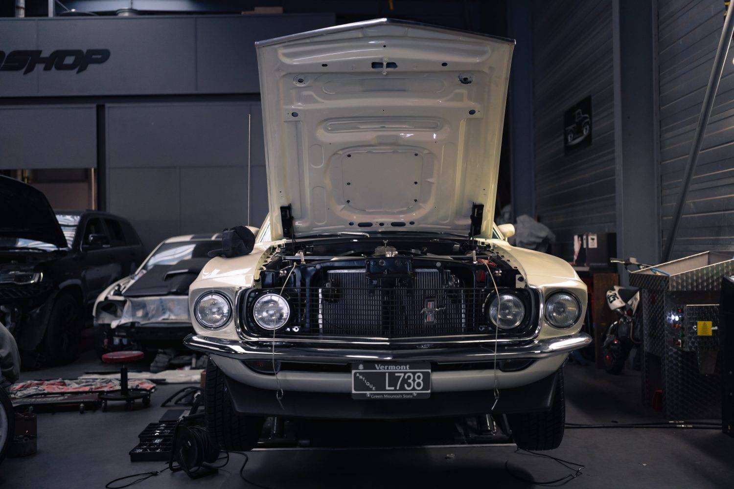 garage ford mustang