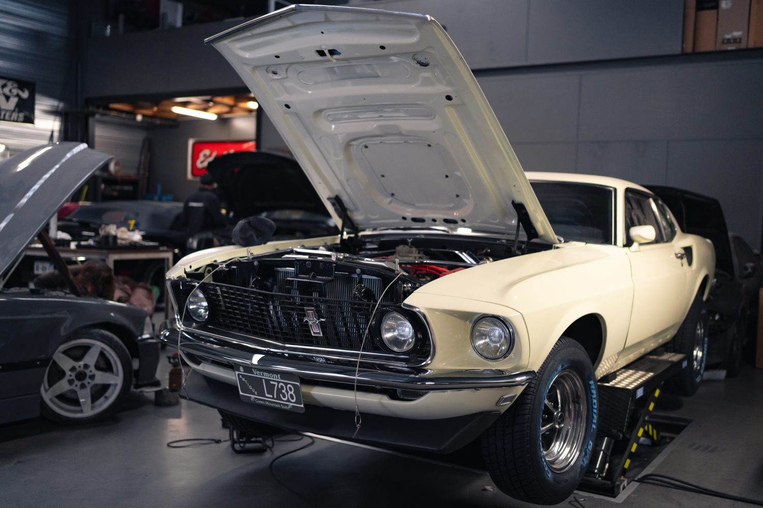 garage ford mustang